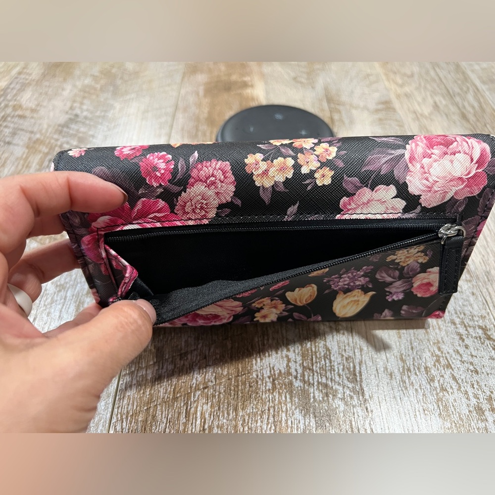 Tahari Floral Saffiano Trifold Wallet Black Multicolor Flowers Snap Closure - Picture 7 of 9